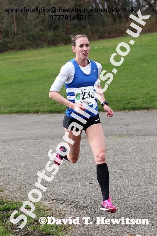 Laura Weightman (Morpeth) 2nd leg of the senior womens 6 stage relay, 2014 Northern 12 and 6 Stage Relays, Heaton Park, Manchester. Photo: David T. Hewitson/Sports for All Pics